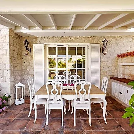 Villa Alakapi &